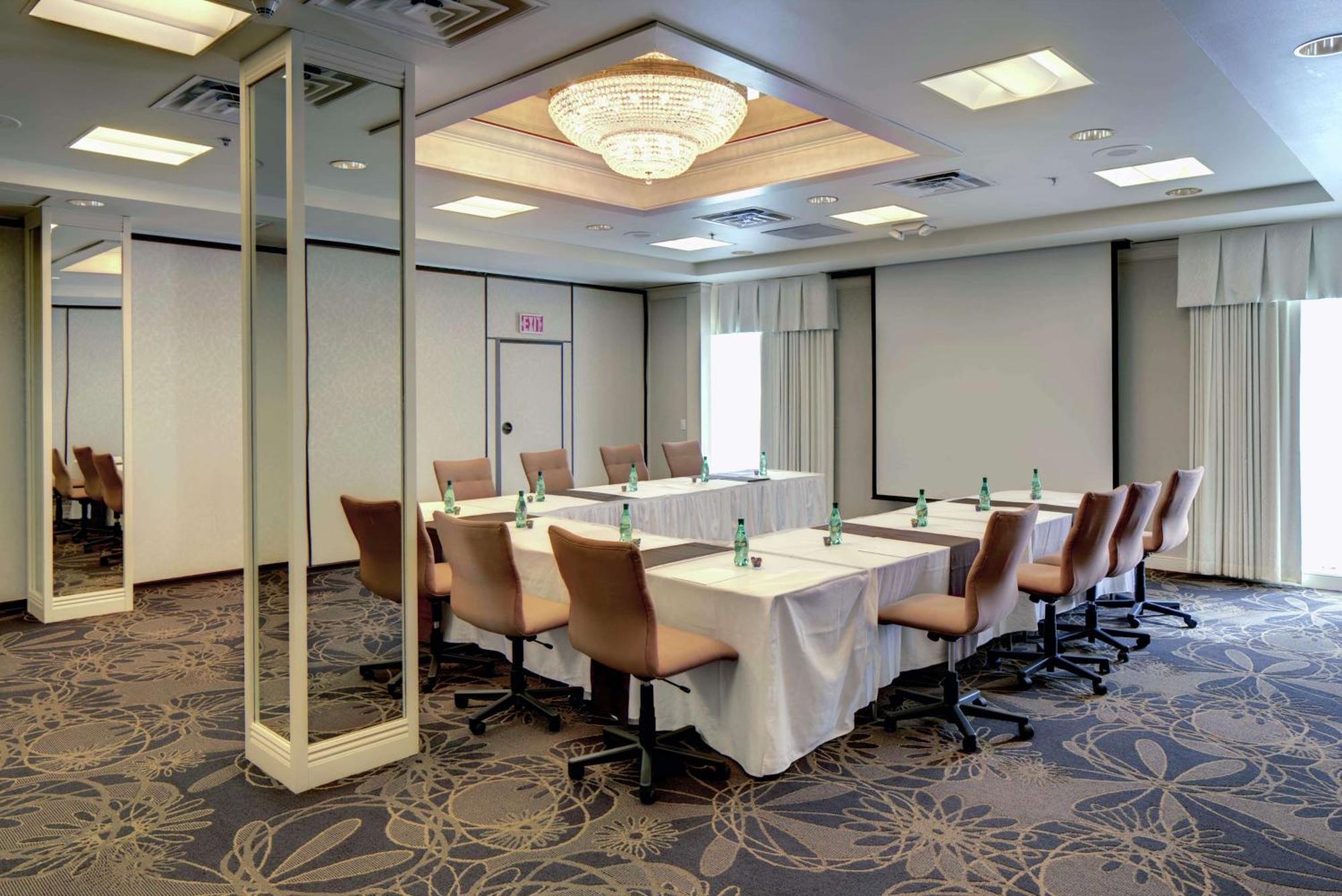 Готель Doubletree By Hilton Milwaukee Downtown Екстер'єр фото