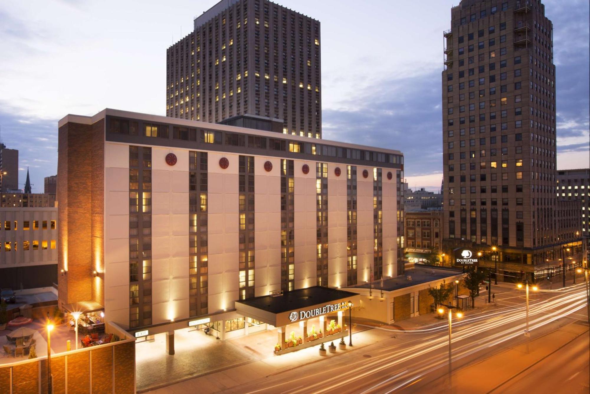 Готель Doubletree By Hilton Milwaukee Downtown Екстер'єр фото