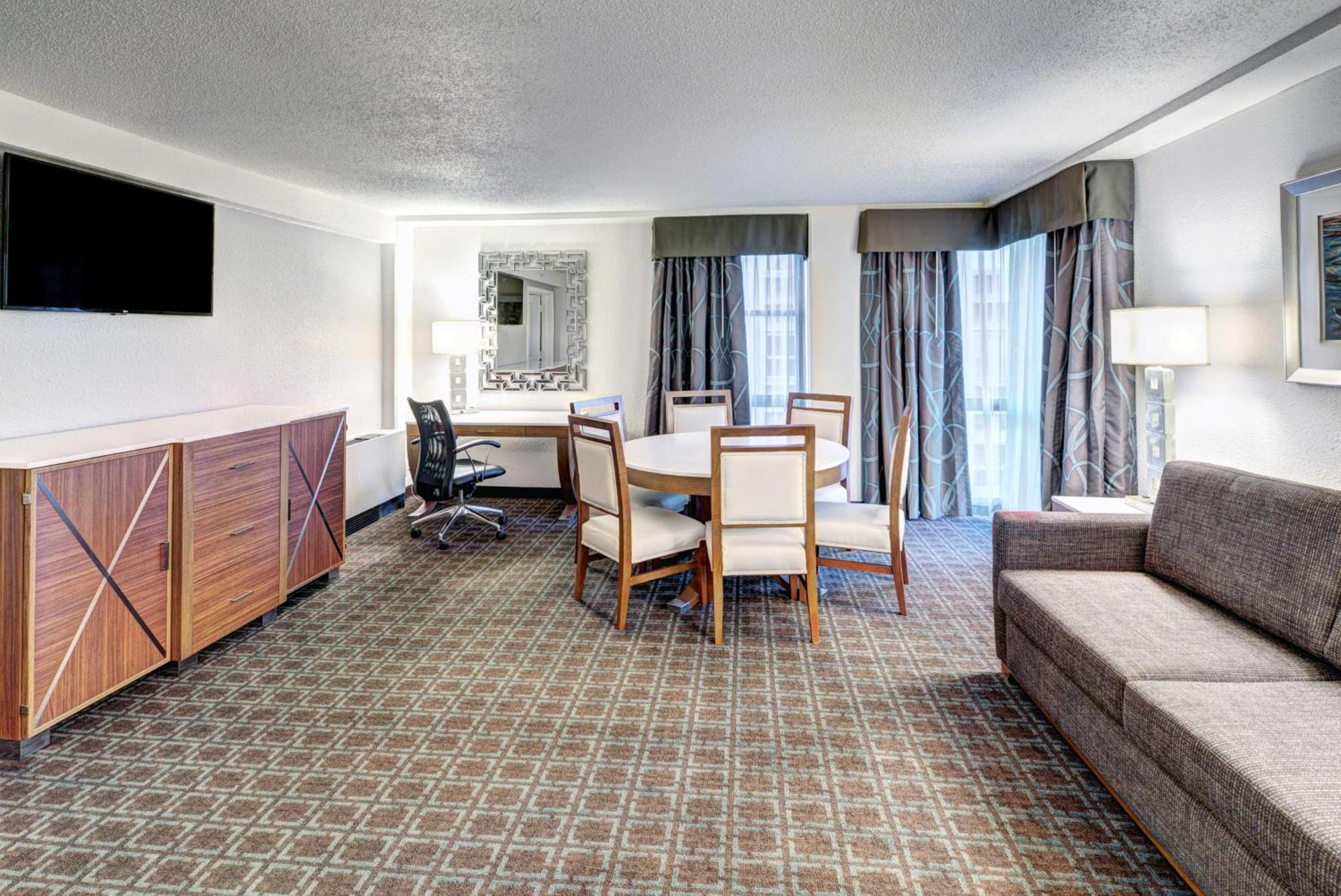 Готель Doubletree By Hilton Milwaukee Downtown Екстер'єр фото