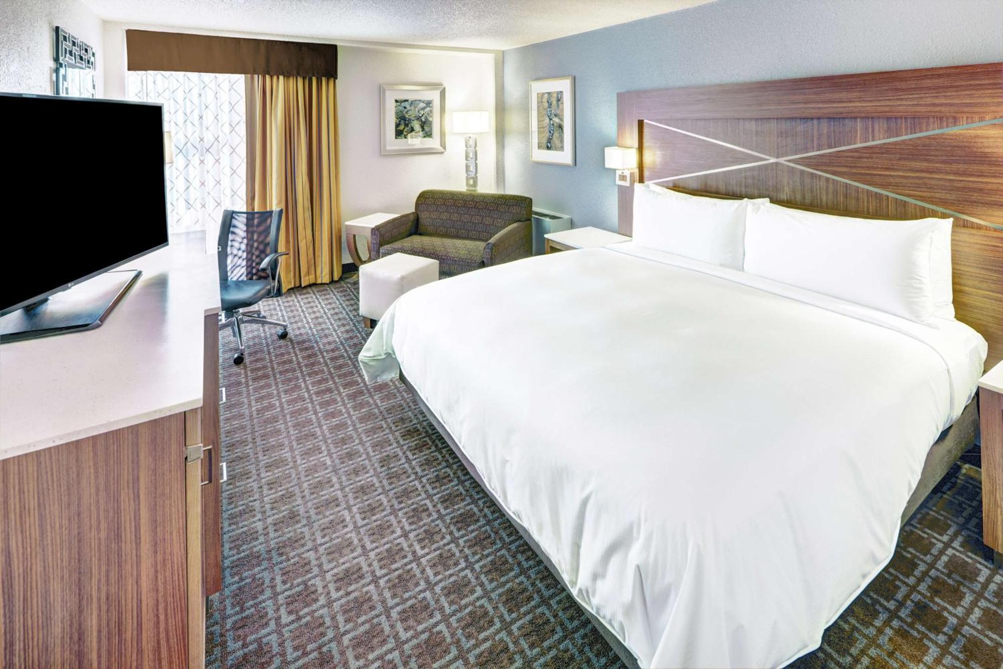 Готель Doubletree By Hilton Milwaukee Downtown Екстер'єр фото
