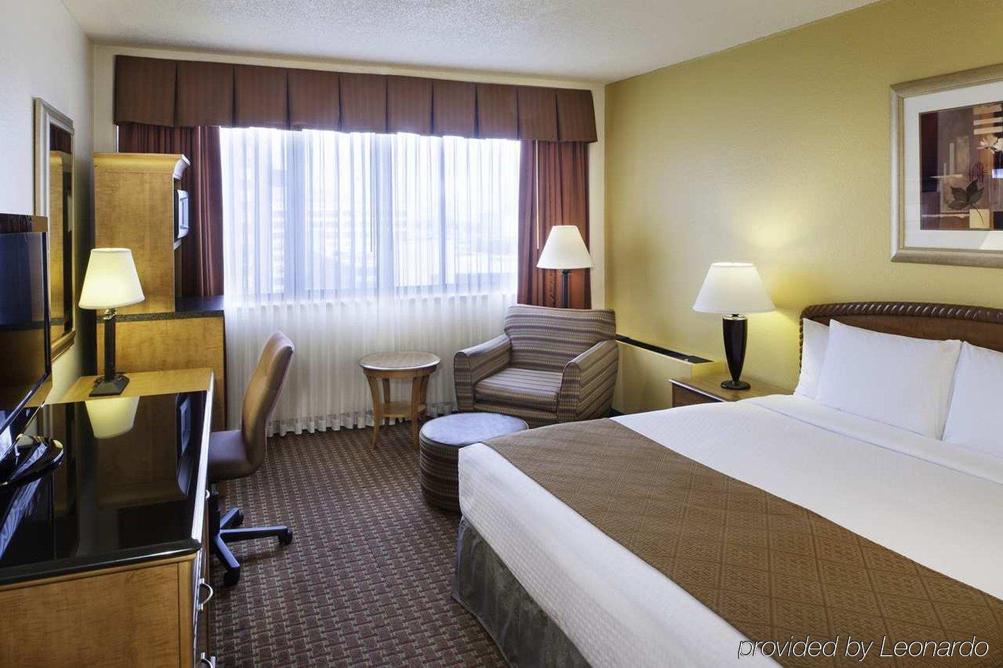 Готель Doubletree By Hilton Milwaukee Downtown Екстер'єр фото