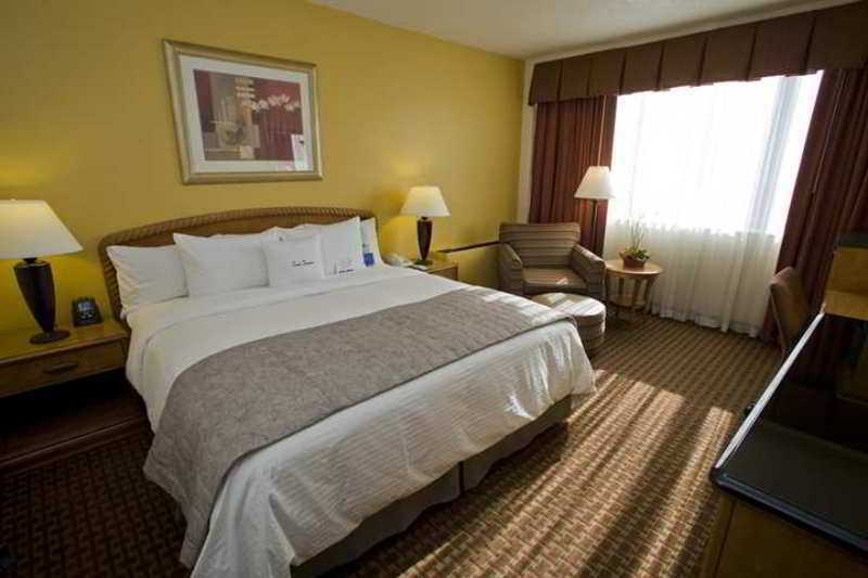 Готель Doubletree By Hilton Milwaukee Downtown Екстер'єр фото