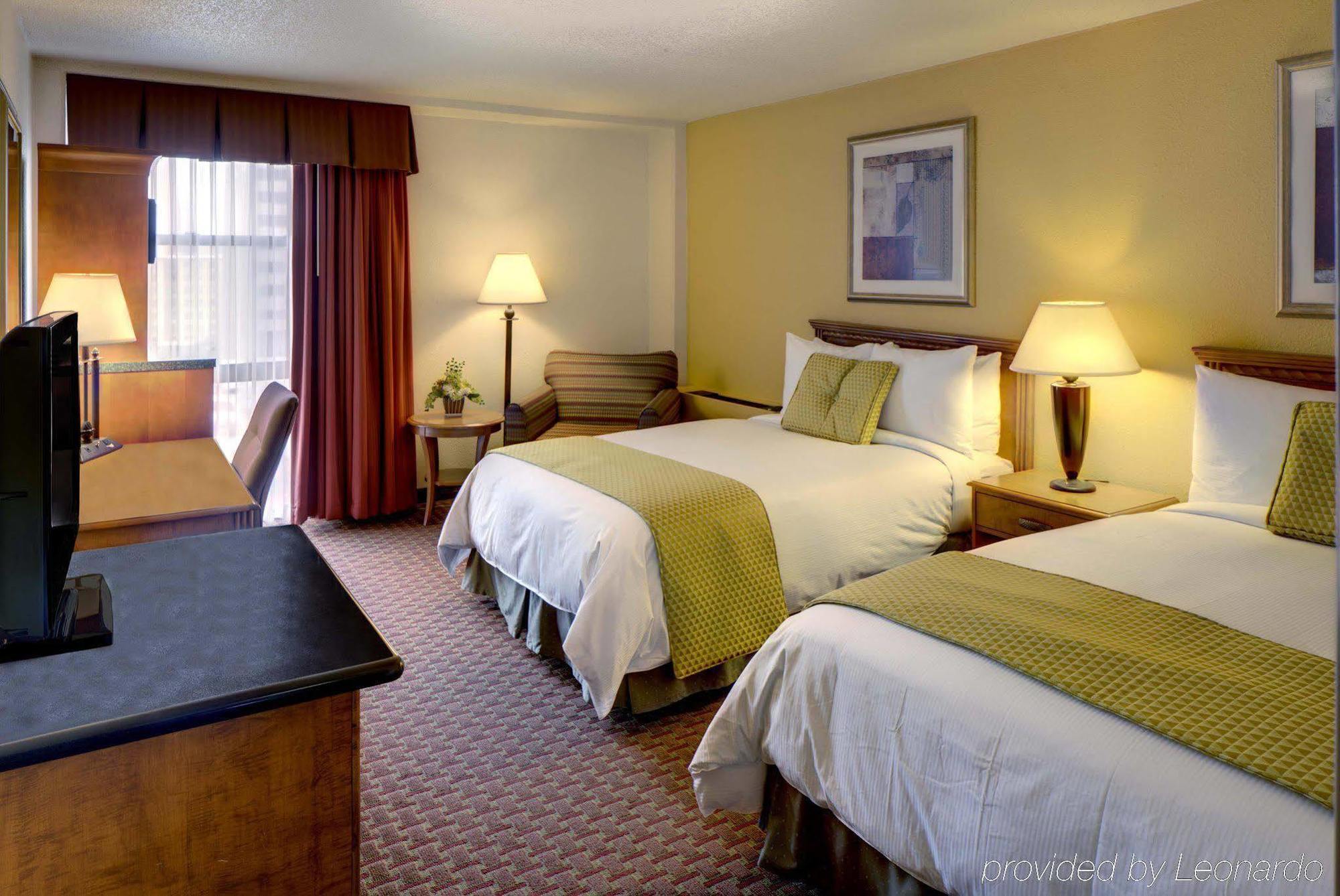 Готель Doubletree By Hilton Milwaukee Downtown Екстер'єр фото