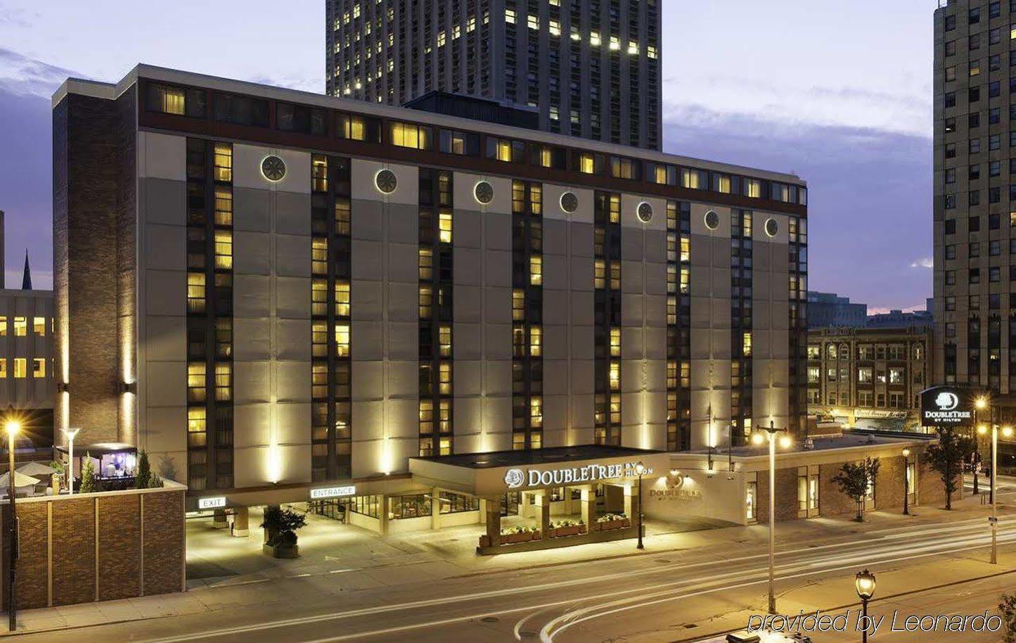 Готель Doubletree By Hilton Milwaukee Downtown Екстер'єр фото