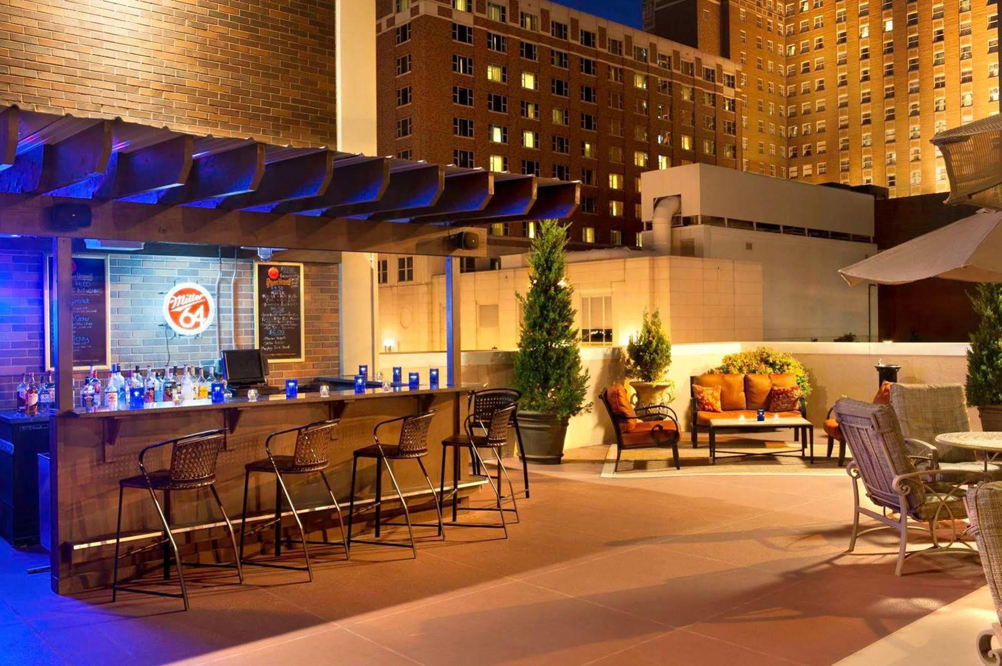 Готель Doubletree By Hilton Milwaukee Downtown Екстер'єр фото
